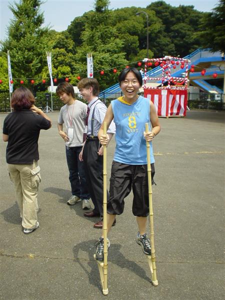 Joyce_on_stilts