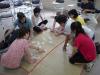 The class plays a card game to recognize Japanese syllabary.